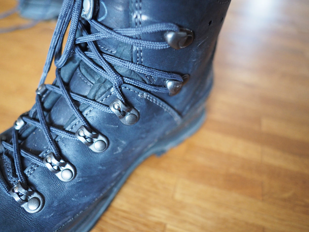 Wanderschuhe schnüren Flaschenzugtechnik Fersenschlupf